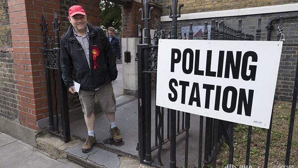 Сторонник Лейбористской партии выходит с избирательного участка в Лондоне