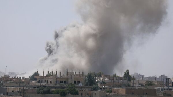 Дым над юго-восточной окраиной Ракки. Архивное фото
