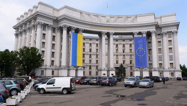 Здание МИДа Украины с национальным флагом Украины и флагом Евросоюза на фасаде. Архивное фото