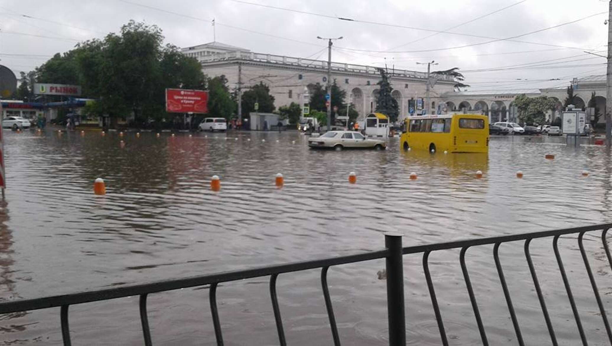 Затопило ли улицу. Симферополь затопило вокзал. ЖД вокзал Симферополь потоп. В Симферополе затопило парк. Подтопления в Симферополе.