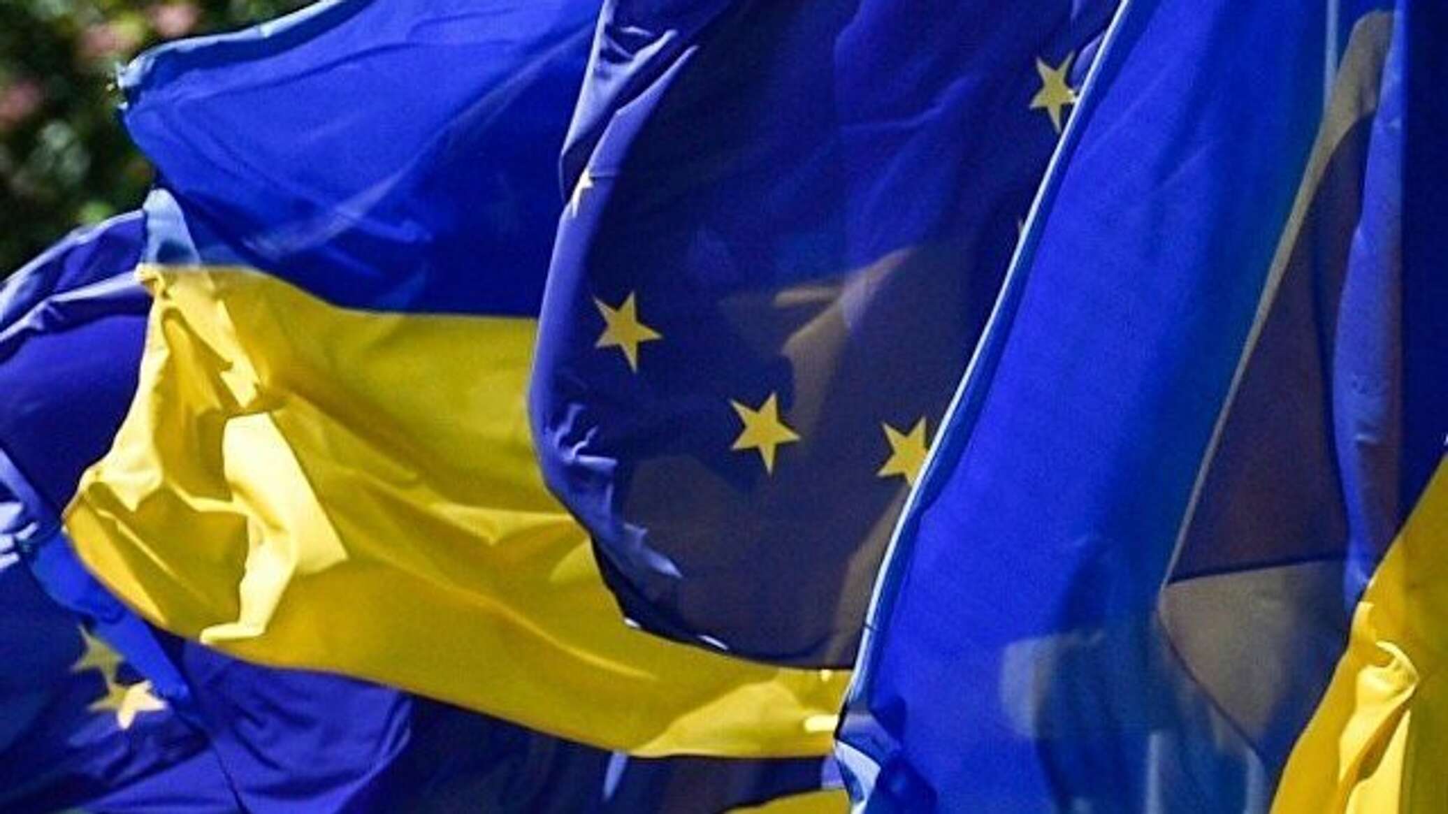 Украина принята в евросоюз. Украина и Европейский Союз. Флаг Украины и ЕС. Флаг Украины и Евросоюза. Флаги Евросоюза в Киеве.