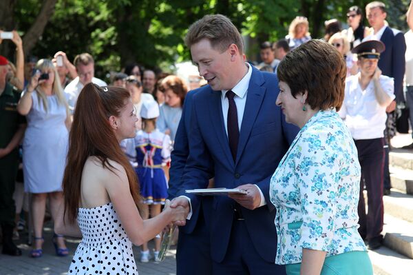 Врио губернатора города Дмитрий Овсянников и спикер Заксобрания Севастополя Екатерина Алтабаева в рамках празднования дня России вручили паспорта граждан РФ юным севастопольцам Врио губернатора города Дмитрий Овсянников и спикер Заксобрания Севастополя Екатерина Алтабаева в рамках празднования дня России вручили паспорта граждан РФ юным севастопольцам