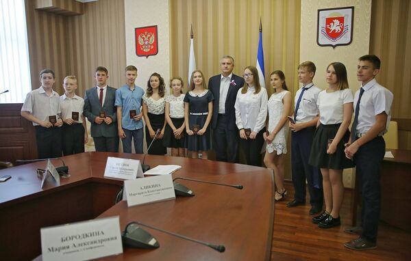 Глава Республики Крым Сергей Аксенов в рамках празднования Дня России вручил паспорта граждан РФ юным крымчанам Глава Республики Крым Сергей Аксенов в рамках празднования Дня России вручил паспорта граждан РФ юным крымчанам
