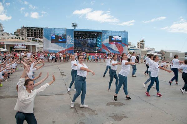 Танцевальный флешмоб в Ялте Русь танцевальная, посвященный Дню России Танцевальный флешмоб в Ялте Русь танцевальная, посвященный Дню России