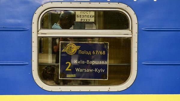 Поезд Киев - Варшава на железнодорожном вокзале польской столицы. Архивное фото