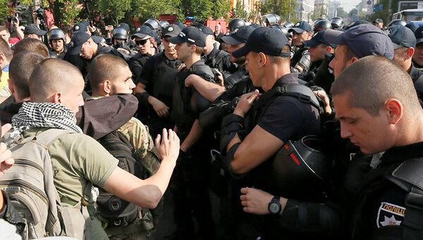 Киевская полиция блокирует протестующих против марша равенства ЛГБТ-сообщества. 18 июня 2017