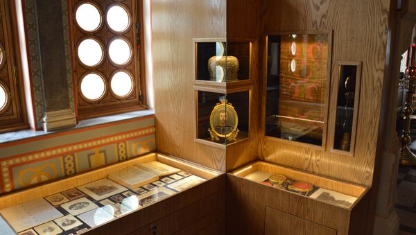 Экспонаты выставки древлехранилища памяти семьи российского императора Николая II, которая открылась Крестовоздвиженской дворцовой церкви в Ливадии