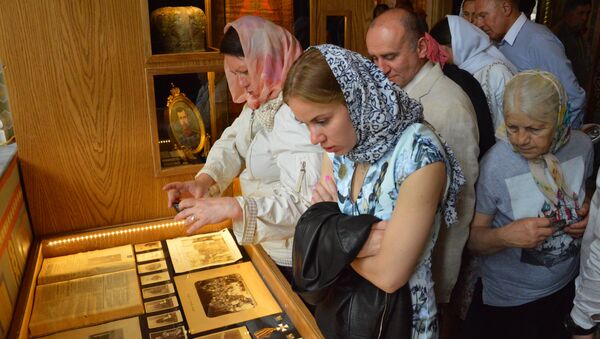 Посетители открытия древлехранилища памяти семьи императора Николая II в Крестовоздвиженской дворцовой церкви в Ливадии