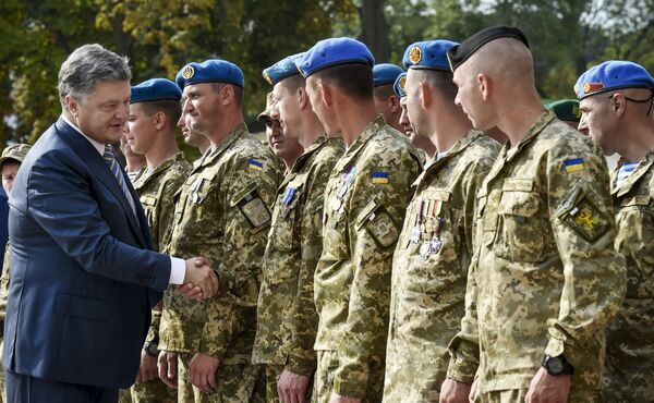 Президент Украины Петр Порошенко общается с военнослужащими Президент Украины Петр Порошенко общается с военнослужащими