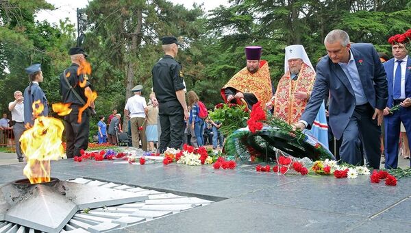Глава РК Сергей Аксенов возлагает цветы на церемонии у могилы Неизвестного солдата, посвященной ню памяти и  скорби – дню начала ВОВ