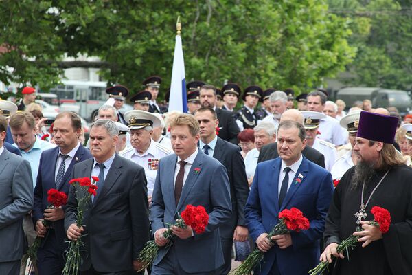 Возложение цветов в Севастополе, приуроченное ко Дню памяти и скорби. В центре - врио губернатора города Дмитрий Овсянников Возложение цветов в Севастополе, приуроченное ко Дню памяти и скорби. В центре - врио губернатора города Дмитрий Овсянников