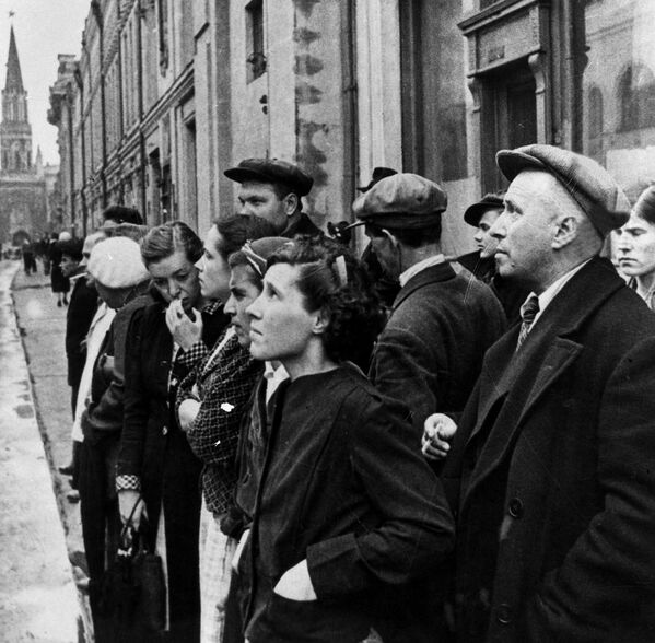 Жители столицы 22 июня 1941 года во время объявления по радио правительственного сообщения о вероломном нападении фашистской Германии на Советский Союз