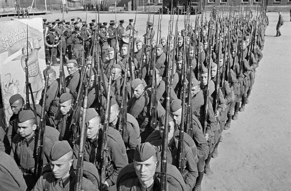 Мобилизация. Колонны бойцов движутся на фронт. Москва, 23 июня 1941 года