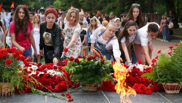 Студенты КФУ возложили цветы к мемориалу Неизвестного солдата в рамках акции Лента памяти
