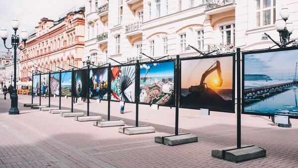 На Старом Арбате в Москве открылась фотовыставка про Крымский мост