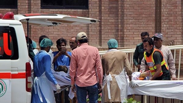 Эвакуация пострадавших при взрыве бензовоза в Пакистане. 25 июня 2017