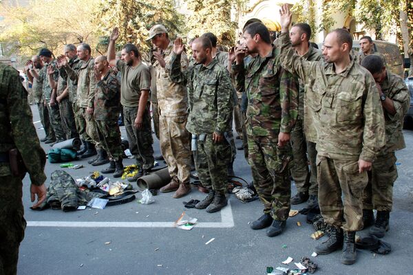 Пленные украинские военные, вышедшие из окружения под Иловайском. Архивное фото Пленные украинские военные, вышедшие из окружения под Иловайском. Архивное фото