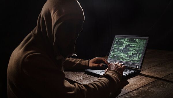 Хакер за компьютером. Архивное фото