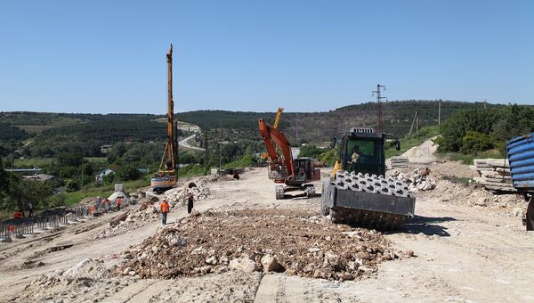 Ремонтные работы по восстановлению разрушенного оползнем участка трассы Севастополь-Симферополь