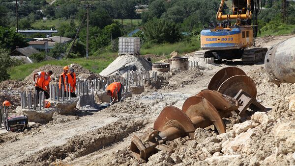 Ремонтные работы по восстановлению разрушенного оползнем участка трассы Севастополь-Симферополь