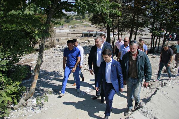 Глава Республики Крым Сергей Аксенов посетил плато горы Ай-Петри, на котором завершается снос самовольных строений Глава Республики Крым Сергей Аксенов посетил плато горы Ай-Петри, на котором завершается снос самовольных строений