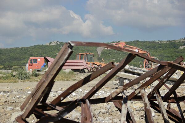 Глава Республики Крым Сергей Аксенов посетил плато горы Ай-Петри, на котором завершается снос самовольных строений Глава Республики Крым Сергей Аксенов посетил плато горы Ай-Петри, на котором завершается снос самовольных строений