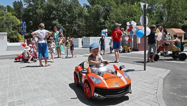Дети на торжественном открытии автогородка Дети - дорога - безопасность в Симферополе