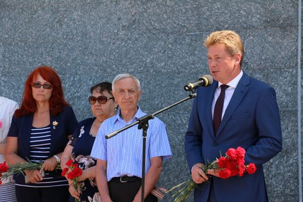 Врио губернатора Севастополя Дмитрий Овсянников на мероприятии перезахоронения останков 93 защитников города-героя Врио губернатора Севастополя Дмитрий Овсянников на мероприятии перезахоронения останков 93 защитников города-героя