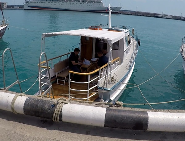 Крымские налоговики приступили к проверке яхт и катеров в морском порту Ялты Крымские налоговики приступили к проверке яхт и катеров в морском порту Ялты