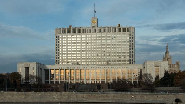 Вид на Дом Правительства Российской Федерации с набережной Тараса Шевченко в Москве