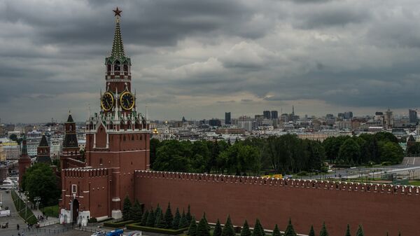 Вид на Спасскую башню и Колокольню Ивана Великого в Москве