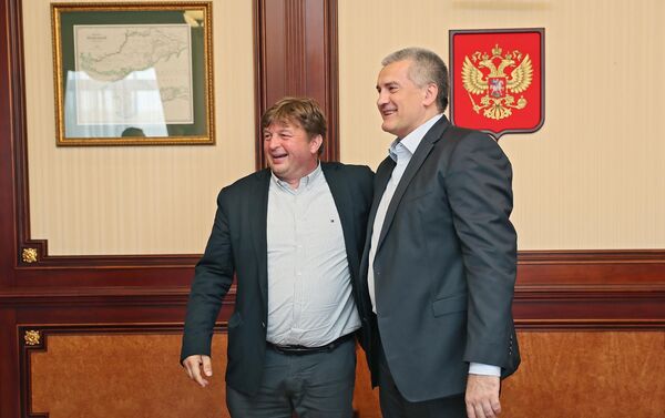 Депутат партии Лига Севера Стефано Вальдегамбери (слева) и глава Республики Крым Сергей Аксенов (справа) Депутат партии Лига Севера Стефано Вальдегамбери (слева) и глава Республики Крым Сергей Аксенов (справа)