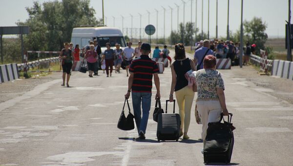 Люди с багажом на границе России и Украины