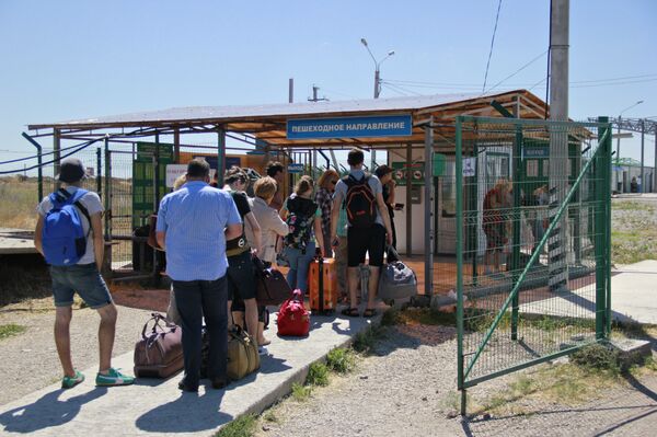 Люди в пункте пропуска Джанкой на границе России и Украины Люди в пункте пропуска Джанкой на границе России и Украины