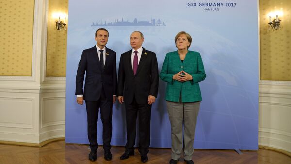Президент России Владимир Путин, канцлер Германии Ангела Меркель и президент Франции Эммануэль Макрон (слева) перед началом совместного завтрака на полях саммита лидеров Группы двадцати G20 в Гамбурге. 8 июля 2017