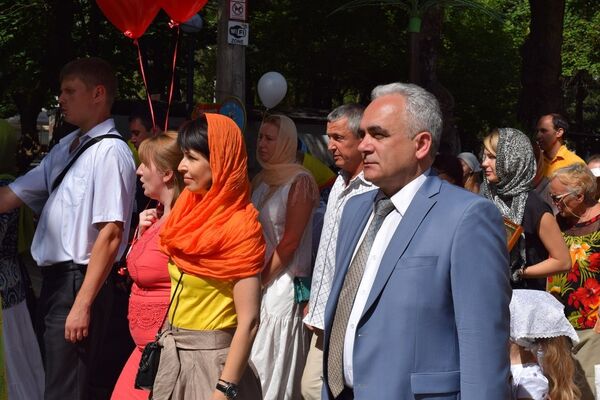 Руководитель общественной организации Русское единство Елена Аксенова и 1-й замглавы Симферопольской администрации Александр Овдиенко на крестном ходе, посвященном Дню семьи, любви и верности Руководитель общественной организации Русское единство Елена Аксенова и 1-й замглавы Симферопольской администрации Александр Овдиенко на крестном ходе, посвященном Дню семьи, любви и верности