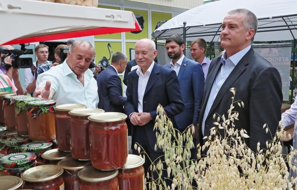 Глава Крыма Сергей Аксенов и глава республики Башкортостан Рустэм Хамитов на ярмарке в Белогорском районе Глава Крыма Сергей Аксенов и глава республики Башкортостан Рустэм Хамитов на ярмарке в Белогорском районе