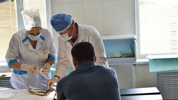 Украинские врачи накладывают повязки в больнице Киева. Архивное фото