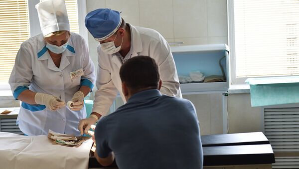 Украинские врачи накладывают повязки в больнице Киева. Архивное фото