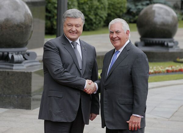Президент Украины Петр Порошенко и госсекретарь США Рекс Тиллерсон во время встречи в Киеве. 9 июля 2017 Президент Украины Петр Порошенко и госсекретарь США Рекс Тиллерсон во время встречи в Киеве. 9 июля 2017