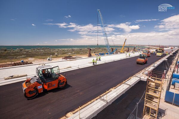 На Крымском мосту начали укладывать первый асфальт На Крымском мосту начали укладывать первый асфальт