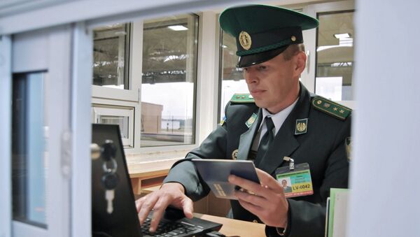 Сотрудник пограничной службы Украины на пункте пропуска. Архивное фото