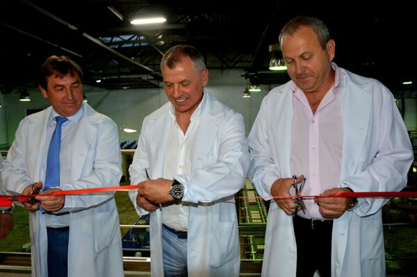 На Пивобезалкогольном комбинате Крым открыли новую линию розлива. Слева направо: заместитель председателя Совета министров РК Юрий Гоцанюк, председатель Госсовета РК Владимир Константинов, генеральный директор ПБК Крым Алексей Хмельницкий На Пивобезалкогольном комбинате Крым открыли новую линию розлива. Слева направо: заместитель председателя Совета министров РК Юрий Гоцанюк, председатель Госсовета РК Владимир Константинов, генеральный директор ПБК Крым Алексей Хмельницкий