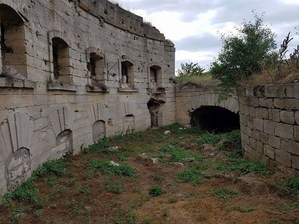Редюит, укрепление защищавшее проход к Голубым воротам на территории крепости Керчь Редюит, укрепление защищавшее проход к Голубым воротам на территории крепости Керчь