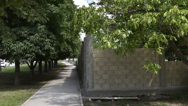 Забор вокруг стройки на улице Гурзуфская в Симферополе