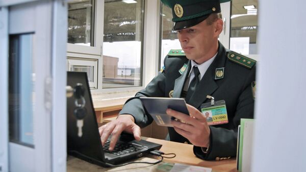 Сотрудник пограничной службы Украины на пункте пропускам