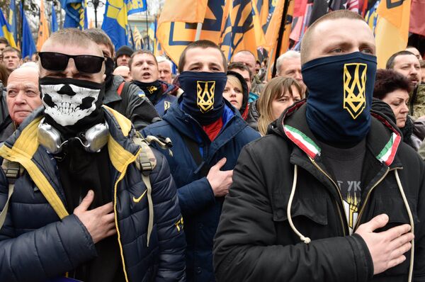 Представители националистических организаций во время митинга в центре Киева Представители националистических организаций во время митинга в центре Киева