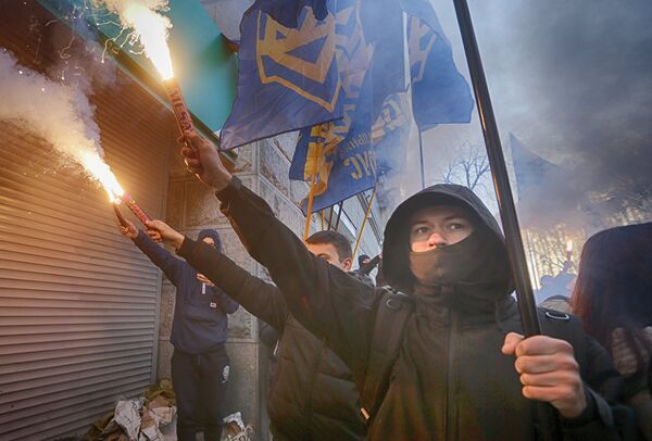 Члены украинской партии Национальный корпус у входа в центральное отделение дочернего предприятия Сбербанка России в Киеве Члены украинской партии Национальный корпус у входа в центральное отделение дочернего предприятия Сбербанка России в Киеве