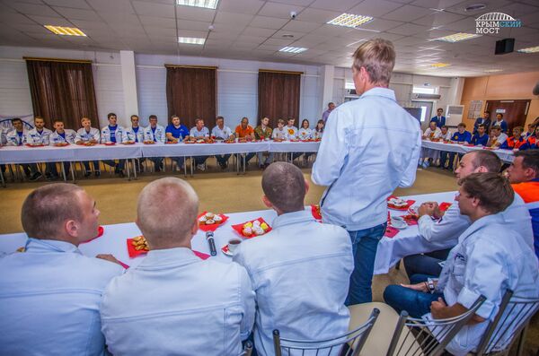 Министр транспорта России Максим Соколов на встрече со студентами из стройотрядов, которые участвуют в строительстве моста через Керченский пролив Министр транспорта России Максим Соколов на встрече со студентами из стройотрядов, которые участвуют в строительстве моста через Керченский пролив