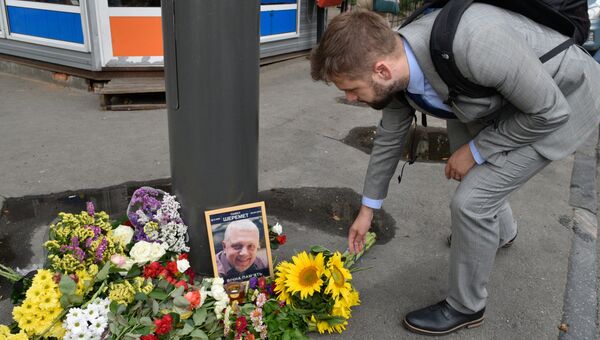 Цветы и свечи на месте гибели журналиста Павла Шеремета в Киеве. Архивное фото
